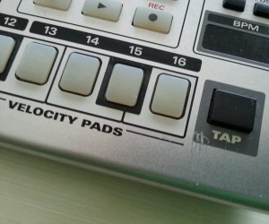 Roland MC-909 - Sampler Workstation Sintetizador Drummaschine - Synthesizer