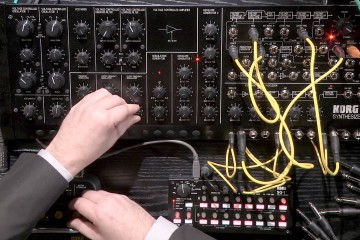 Así se monta un sintetizador Korg MS-20m kit en 37 segundos