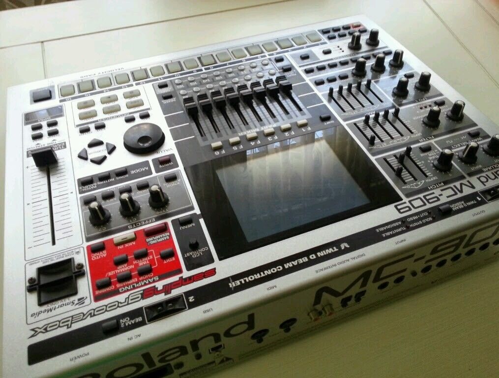 Roland MC-909 - Sampler Workstation Sintetizador Drummaschine - Synthesizer