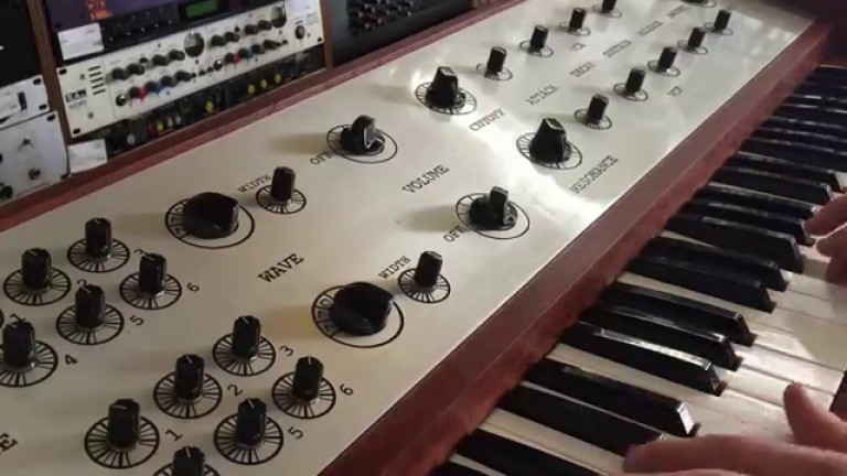 Smiley SM-01, sintetizador analógico polifónico inspirado en Minimoog Model D