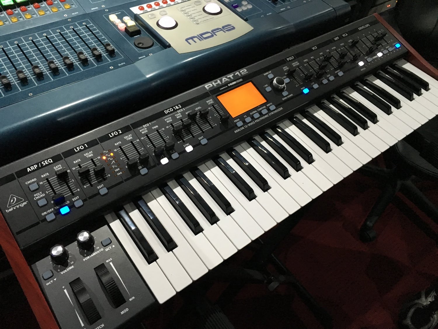 Behringer DeepMind 12, primer vistazo al sintetizador analógico polifónico