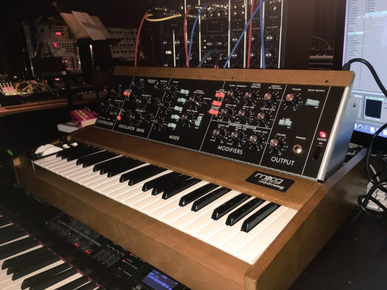 La primera unidad del nuevo Minimoog Model D se va con Trent Reznor